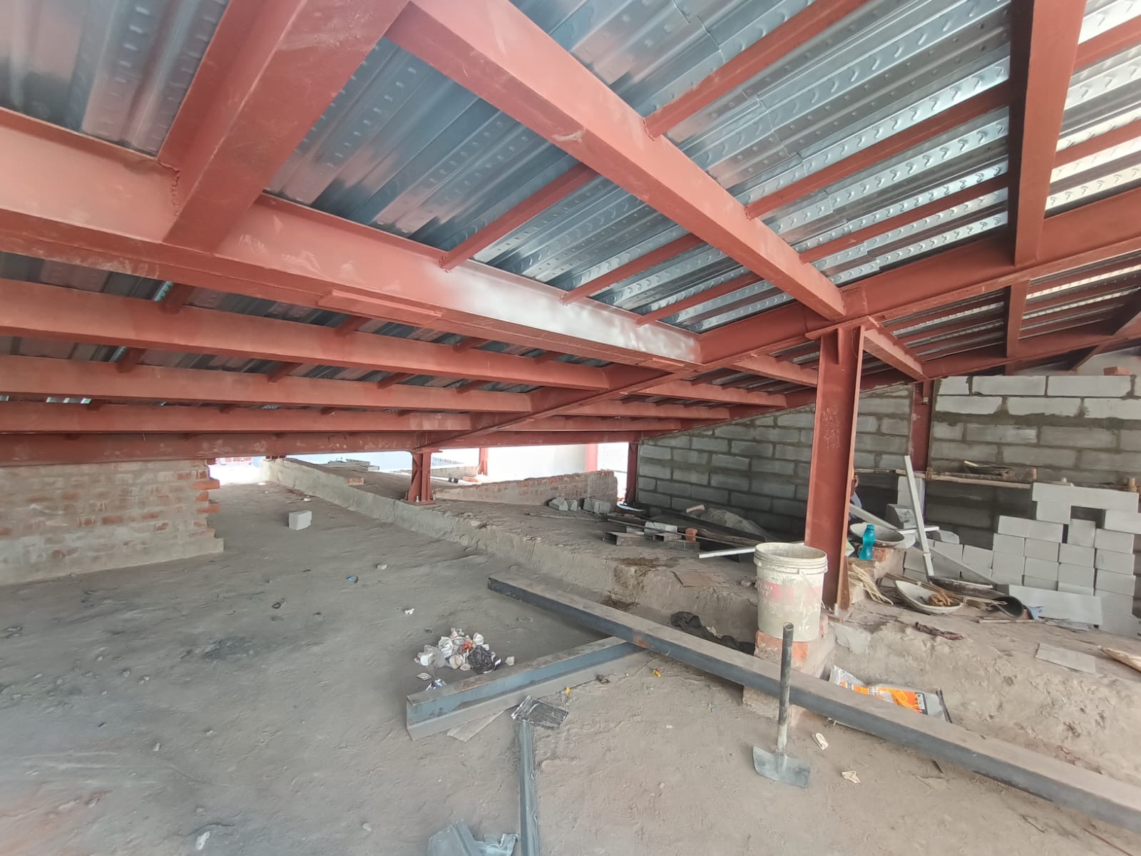 Cinema screen mounting framework and side columns